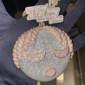 Colgante de Lujo de Plata 925 Bicolor con Diseño 3D de Dibujos Animados Personalizado, Totalmente Engastado con Moissanita, Certificado, Estilo Hip Hop Rapper, Joyería - Product Image 1