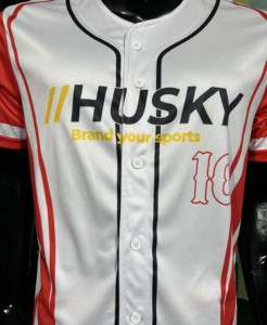 Camiseta de Béisbol Husky Blanca y Roja, Absorbente de Humedad, Sublimada, de Poliéster, Cuello en V, Deportiva, Manga Corta, para Hombre, Adulto, Corte Regular - Product Image 6