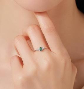 Anillo Vintage de Plata de Ley con Circonita Cúbica Verde Esmeralda Pequeña, Anillo Delicado con Esmeralda en Corte Baguette - Product Image 3