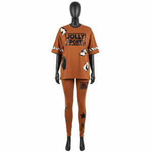 Ensemble t-shirt et legging femme en coton et élasthanne premium 220 GSM, marron, avec empiècements rayés sur les manches, logo personnalisé imprimé à chaud. - Product Image 6