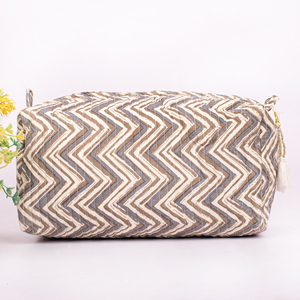 Bolsa de Maquillaje Acolchada de Gran Capacidad, Hecha a Mano, Ecológica, con Cierre de Cremallera, Estilo Moderno, para Viaje - Product Image 3