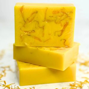 Jabón Vegano Transparente de Cúrcuma Hecho a Mano de Alta Calidad para Baño - Suministro al por Mayor para Comercio Global - Product Image 6