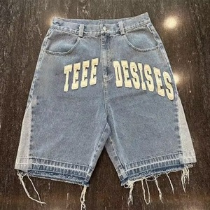 กางเกงยีนส์ขาสั้นผู้ชายทรงสตรีทแวร์ ตัดขอบดิบ แต่งแพทช์ ปักลาย แอพพลิเค่ ดีไซน์ขาดๆ - Product Image 1