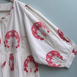 Blusa Floral con Estampado Artesanal, Cuello en V, Manga 3/4, Volantes Hechos a Mano, Lavable, Cintura Natural, Estilo Chinoiserie, de Algodón Ecológico - Product Image 3