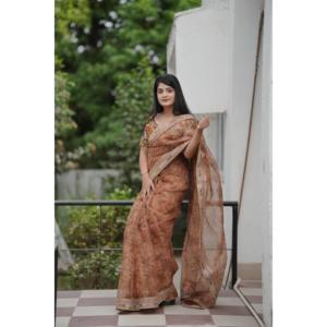 Magnifique sari en mousseline de soie de créateur avec broderie multicolore, silhouette droite et imprimé floral - Product Image 4