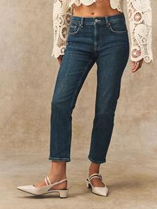 Vaqueros de corte recto diseñados con una mezcla de algodón de primera calidad, con un corte clásico, un elegante efecto desgastado y costuras reforzadas. - Product Image 2