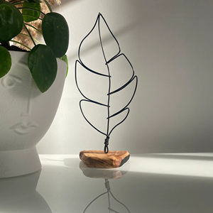 Escultura Moderna Abstracta de Hojas de Alambre con Base de Madera, Ideal para Decoración de Mesa, Sala de Estar, Oficina y Estanterías, Procedente de la India - Product Image 1