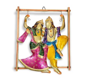 Cadre mural Radha Krishna en fer peint, très demandé, élégant, le meilleur choix pour la décoration murale, article cadeau, Radha Krishna Wall en gros - Product Image 1
