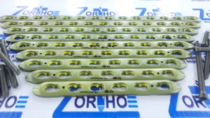 Placa de Bloqueo Estrecha de Titanio Grado 5 de 4.5/5 mm, 6-14 Orificios, 5 mm para Tornillo (115 Piezas), Placa de Implante Ortopédico Manual ORTO ZE - Product Image 3