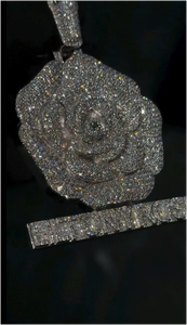 Colgante de plata de ley 925 con diseño de flor de rosa y letra, hecho a medida con diamantes de moissanita VVS, para unisex. - Product Image 3