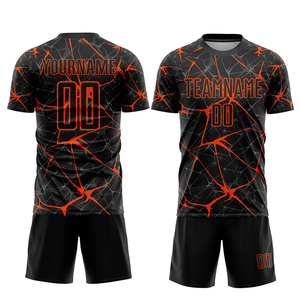 ชุดเสื้อฟุตบอลและกางเกงขาสั้นสีดำส้มลายแตก พิมพ์ลายแบบ Sublimation สำหรับผู้ชาย ระบายอากาศได้ดี ผลิตจากโพลีเอสเตอร์ ชุดทีม ชุดยูนิฟอร์ม ไซส์ผู้ใหญ่ รับผลิตแบบ OEM - Product Image 2