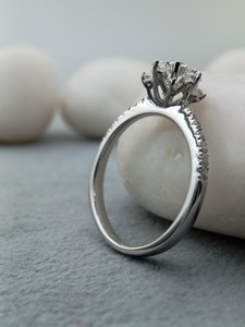 Anillo de compromiso y boda de plata 925 con oro de 14K/18K, diseño floral solitario personalizado, moissanita ovalada VVS, regalo de fiesta moderno para aniversario - Product Image 1