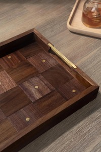 Plateau décoratif fonctionnel classique avec poignée en bois, finition huilée, surface propre, idéal pour contenir des tasses et des objets décoratifs - Product Image 6