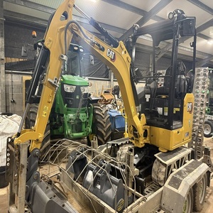 Mini-excavatrice compacte hydraulique sur chenilles CAT 301.5, livraison rapide, idéale pour l'aménagement paysager et la construction, achetez maintenant - Product Image 1