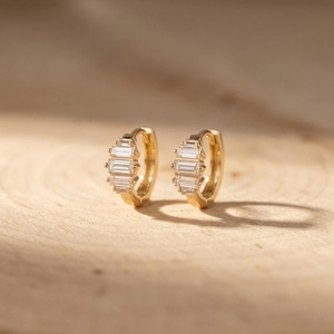 Boucles d'oreilles créoles Huggies minimalistes en diamant de laboratoire taille baguette, 0,55 carat par paire, couleur E, clarté VVS, bijoux fins - Product Image 1