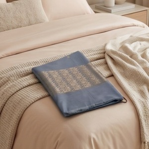 Élégante écharpe en soie et coton de Banarasi, tissu satiné - Product Image 3