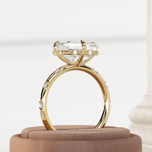 Bague de fiançailles Art Déco en diamant de laboratoire taille émeraude, design East West, or massif 18 carats, 4 carats, certifiée IGI, vente en gros pour femmes - Product Image 4