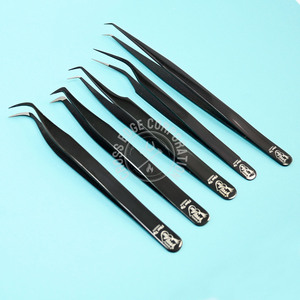 Pince à épiler classique noire courbée à 45/90 degrés à marque privée, pointe en fibre pour isolation des cils et extensions de volume - Product Image 1