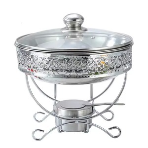 Plat à réchaud en métal luxueux et artisanal avec couvercle en verre permet un service alimentaire efficace lors de grands rassemblements. - Product Image 4
