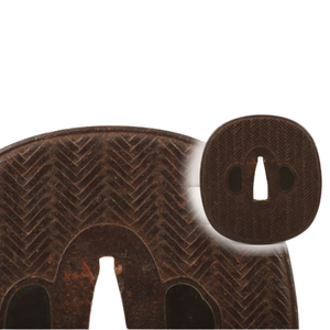 Protector de espada de hierro del período Edo japonés con diseño Asa-Jiro (nudo de cesta) y Nakago-Maki (esquina curva) 8.52cm X 7.98cm - Product Image 1
