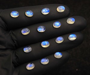 Pierre de lune arc-en-ciel authentique, cabochon ovale 6x4mm, pierre précieuse de lune arc-en-ciel bleue chatoyante, prix de gros - Product Image 1