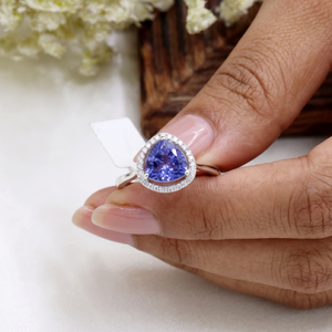 Anillo Hecho a Mano en Oro Blanco de 18K con Tanzanita Natural y Diamantes para Mujer |   Anillo de Compromiso de Lujo con Gema en Corte Pera, Joyería Fina - Product Image 3