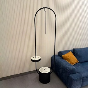 Soporte para quemador de incienso de metal negro minimalista de vanguardia con un gran marco arqueado, aguja colgante y mesas integradas. - Product Image 1