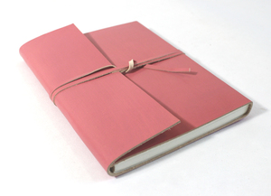 Agenda en cuir vintage rose clair de la marque Camelon Exports, couverture rigide, papier en coton recyclé, 48 feuilles, fabriqué au Rajasthan - Product Image 2