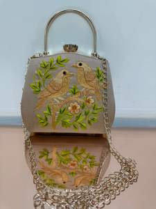 Bolso de Mano Clásico de Terciopelo Bordado con Diseño de Media Luna y Perlas, Elegante Bolso de Noche con Correa de Cadena - Product Image 2