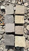 Pavés en blocs de pierre naturelle de sable brun automnal Shivara Stones |   Design rustique coupé à la main pour allées, patios et aménagements paysagers |   Total
