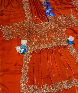 Sari de satén de Bollywood con bordado KV, adornos y estampado floral (naranja) - Product Image 4