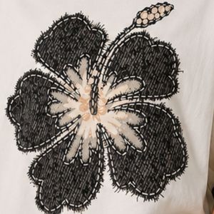 เสื้อยืดผู้หญิงสีขาวขนาดใหญ่พิเศษ พิมพ์ลายดอกชบาสีดำ สไตล์ลำลอง ผ้าฝ้าย สำหรับฤดูร้อน รับผลิตตามแบบ OEM ODM ขายส่ง - Product Image 6