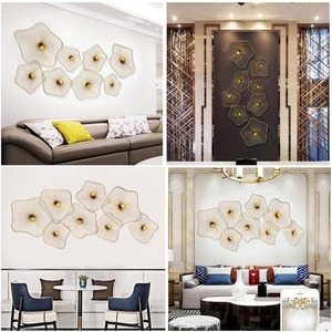 Ensemble de 8 décorations murales en métal doré faites à la main, parfaites pour la salle à manger familiale, les chambres d'hôtes, la décoration et les événements, en provenance d'Inde. - Product Image 4