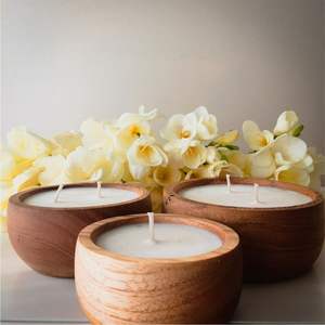 Bougie parfumée artisanale de luxe minimaliste en cire avec motif bois, idéale pour l'ambiance haut de gamme des halls d'hôtel et comme centre de table décoratif. - Product Image 6