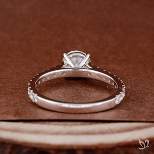 Élégante bague de fiançailles et de mariage intemporelle en or blanc 10K avec diamant de laboratoire brillant 1,00 carat, sertie pavé style cathédrale, certifiée IGI - Product Image 3