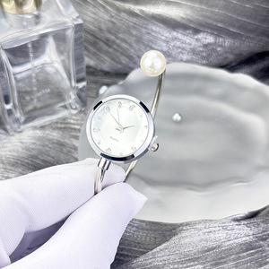 Montre pour femme, nouveau style, vente en gros d'usine, tendance, simple, personnalisée, à quartz, avec bracelet en perles - Product Image 3