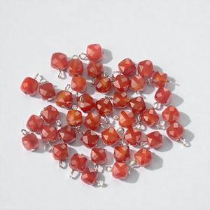 จี้หินคาร์เนเลียนทรงลูกบาศก์เงินแท้ 925 – เครื่องประดับทำมือจากอัญมณีสีแดงส้มเจียระไน - Product Image 1