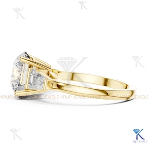 Anillo de Compromiso de 3 Piedras, Corte Redondo y Baguette, Oro Sólido, Diamante CVD Cultivado en Laboratorio - Product Image 3