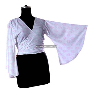 Top de playa estilo boho chic con estampado floral, top cruzado con lazo, manga acampanada, estilo bikini de algodón para verano, top con estampado a mano. - Product Image 2