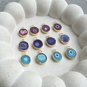 Colgante Redondo de Cuarzo Solar Chapado en Oro sobre Latón en Morado, Verde y Azul, Estilo Romántico, Joyería con Colgante Electrochapado - Product Image 5