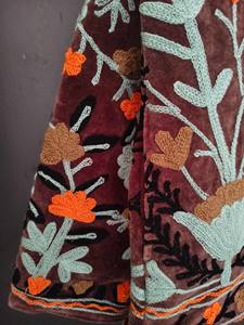 Veste en velours de coton tricoté brodée à la main, style Suzani ouzbek vintage, chic bohème, artisanale et éthique, broderie florale - Product Image 4