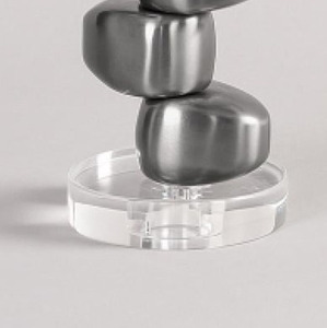 Quemador de incienso de metal plateado cepillado con un diseño único de tallo en forma de guijarro, base estable de acrílico transparente que proporciona una fragancia escultural. - Product Image 3