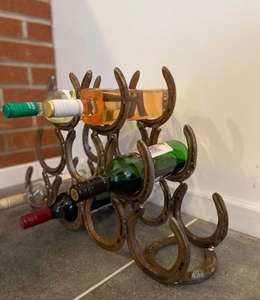 Étagère murale rustique en forme de fer à cheval pour bouteilles de vin, support décoratif en maille écologique pour spiritueux et bouteilles - Product Image 3