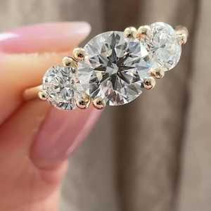 Anillo de Compromiso con Diamante Cultivado en Laboratorio de 2 Quilates, Corte Redondo, Oro Sólido Real de 14K/18K, Anillo de Boda Trilogía de 3 Piedras, Precio de Fábrica, Venta al Por Mayor - Product Image 2