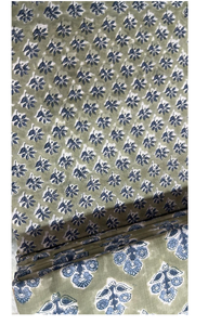 Tela de algodón estampada a mano con motivos florales en verde oliva y azul marino, con un pequeño diseño de hojas y un borde botánico grande, textil suave y transpirable. - Product Image 6