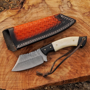 Cuchillo de caza y camping estilo vaquero personalizado de acero de Damasco, tipo Bull Cutter, de hoja fija, para desollar, con funda de cuero - Product Image 1