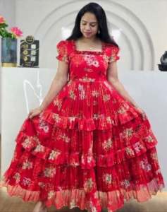 Robe de soirée NILESH TAILOR FASHION, longueur maxi, col carré, manches courtes bouffantes, motif floral, style premium, lavable, conçue par un créateur. - Product Image 1