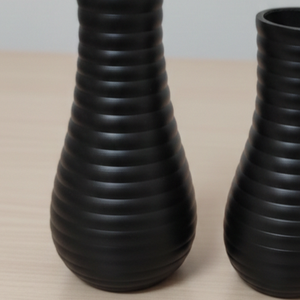 Florero de Metal Negro Mate con Espiral Acanalada, Elegante y Moderno, Hecho a Mano, Centro de Mesa Decorativo para el Hogar, Unidad Individual - Product Image 4