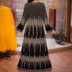 Abaya noire respirante ornée à la main |   Cape de soirée de créateur avec broderie Zari dorée et travail de pierres, à franges à pampilles - Product Image 2