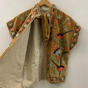 Gilet Suzani en velours floral d'inspiration vintage bohème veste de gilet brodée pour la saison d'hiver - Product Image 1